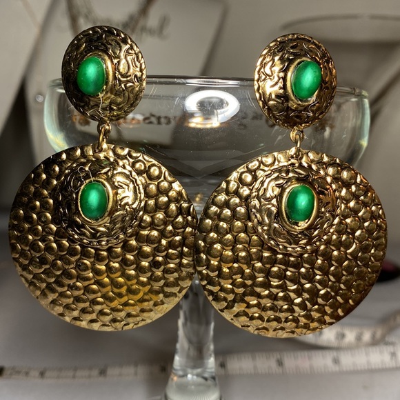 Jewelry - Hammered dimpled Goldtone green bead dangling earrings